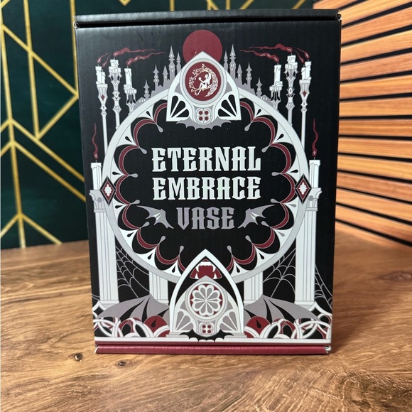 Fairyloot Eternal Embrace Book Vase | Acrylic - Picture 2 of 7
